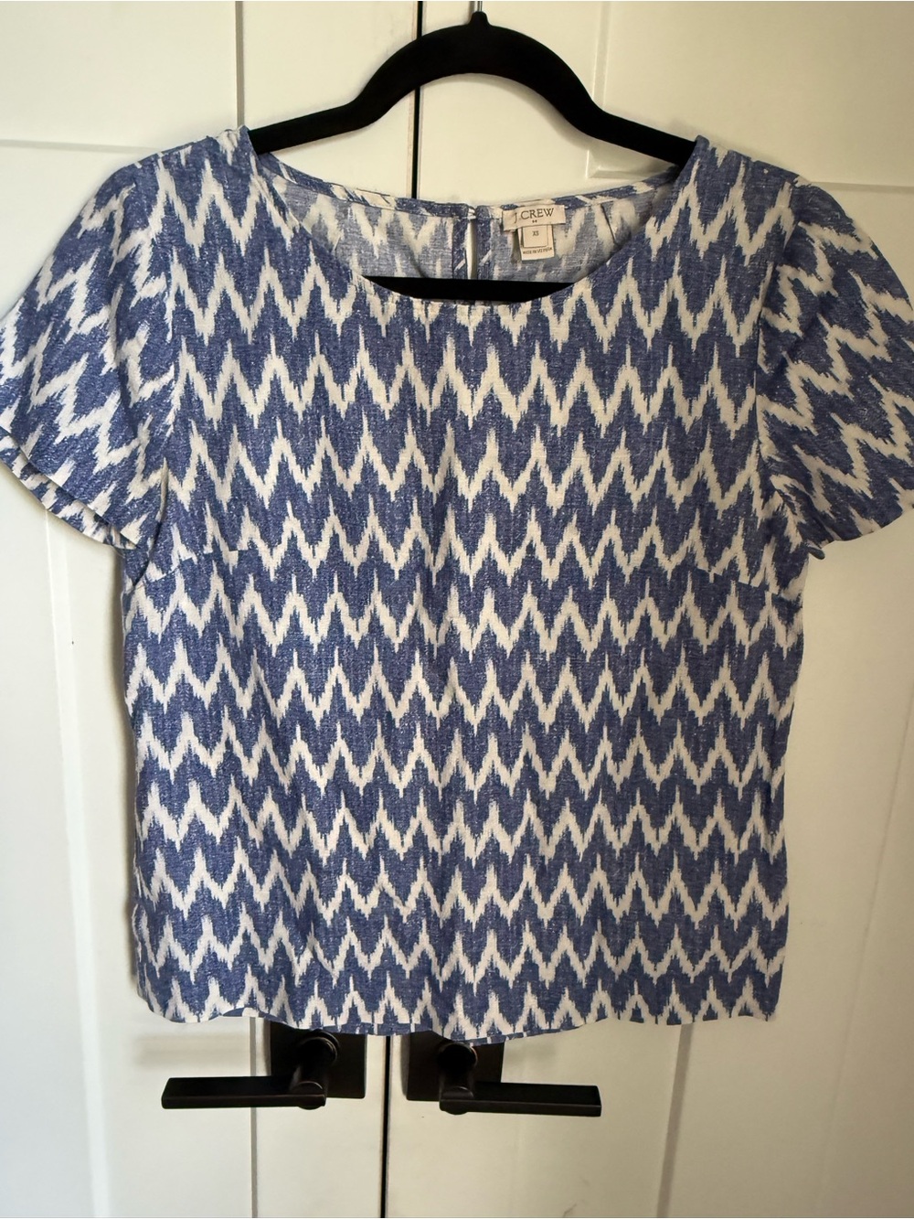 J. Crew Blue & White Ikat Short Sleeve Top size XS fits like a S. EUC.